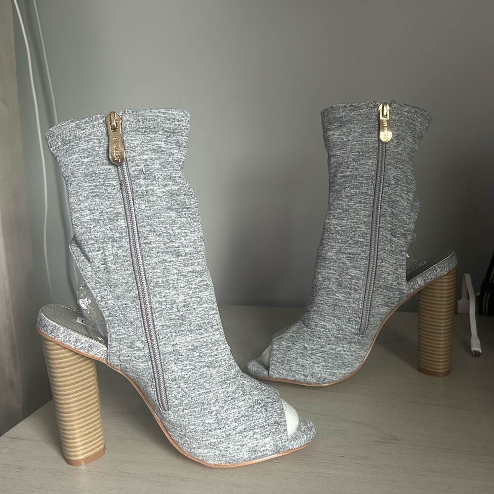 Women’s Size 6 Cape Robbin 5 inch Open Heal Bootie Peep Toe - Picture 2 of 7